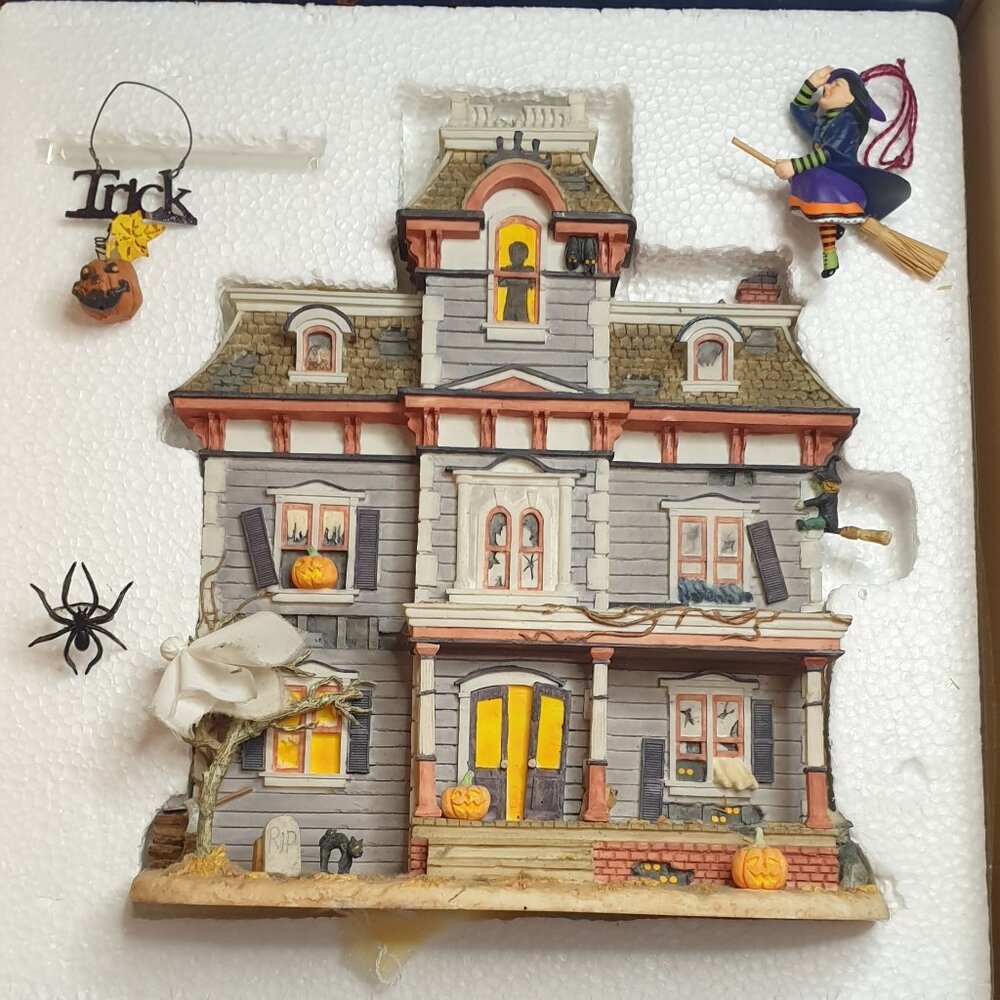 Brian Baker Collection Halloween House Model 11107